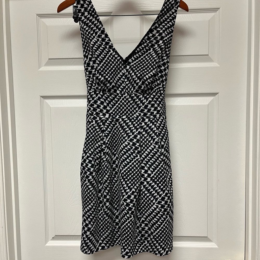 VS Abstract Black & White Houndstooth Tie Back Sleeveless Dress sz 10 EUC